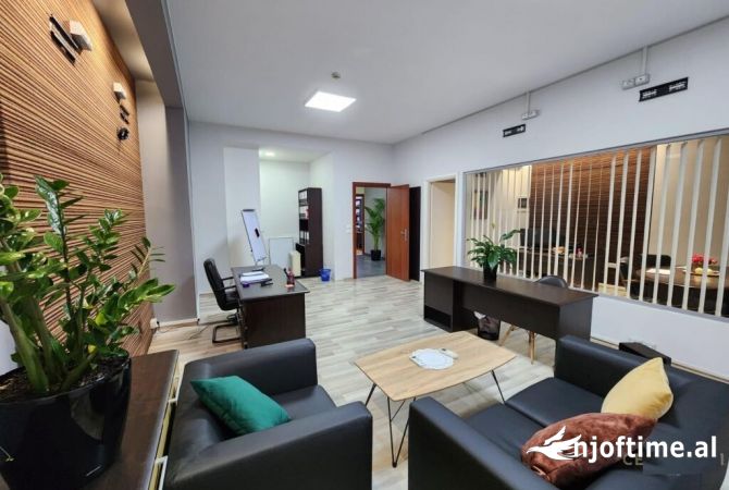 Ambiente Commerciale in Affitto 3+1 a Tirana - 1,500 Euro
