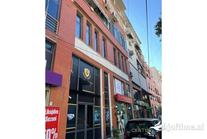 Ambiente Commerciale in Affitto 3+1 a Tirana - 3,000 Euro
