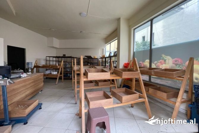 Ambiente Commerciale in Affitto 1+1 a Tirana - 800 Euro