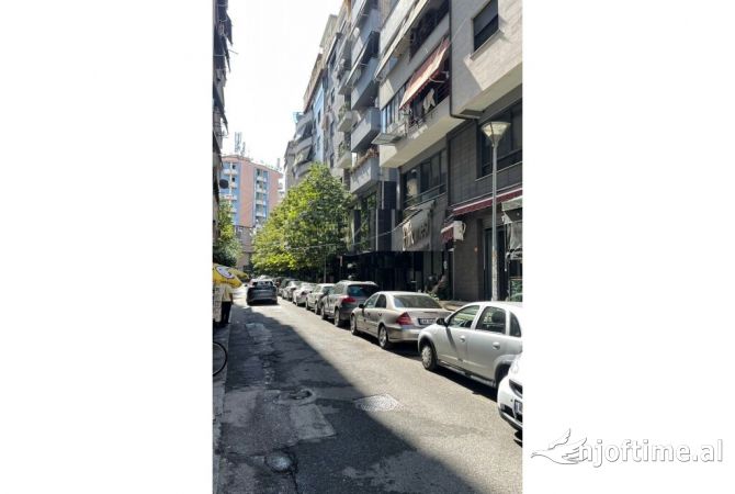 Ambiente Commerciale in Affitto 1+1 a Tirana - 2,500 Euro