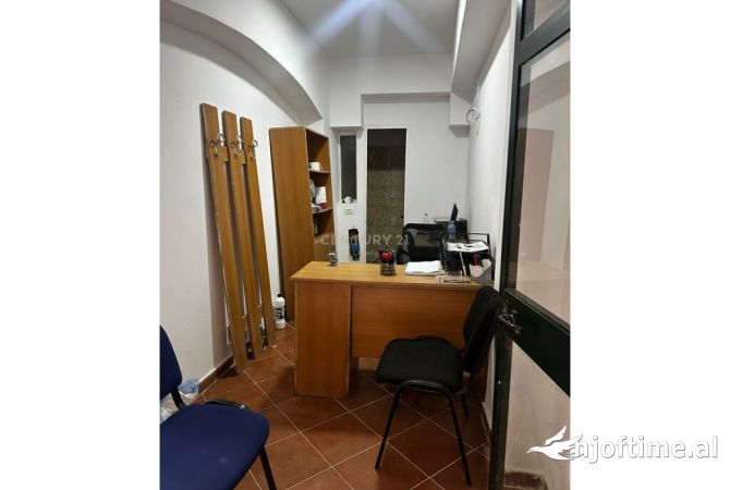 Ambiente Commerciale in Affitto 3+1 a Tirana - 300 Euro