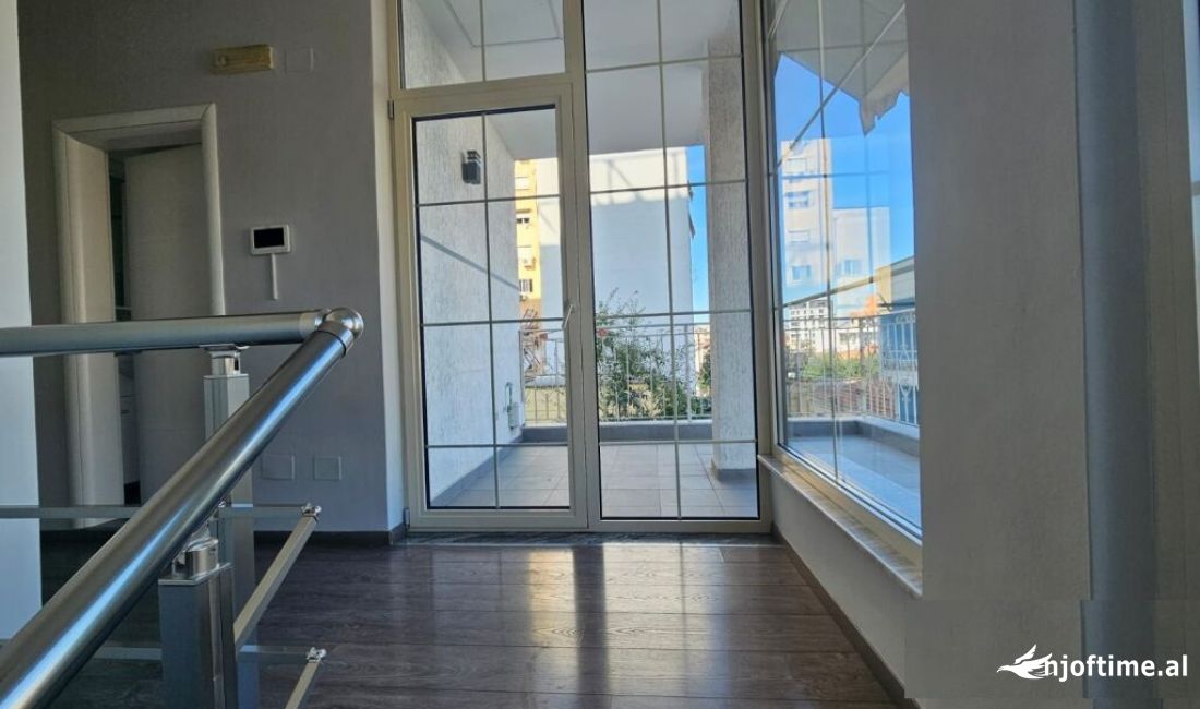 JEPET ME QIRA PER ZYRA DY KATE TE NJE GODINE TEK 21 DHJETORI !