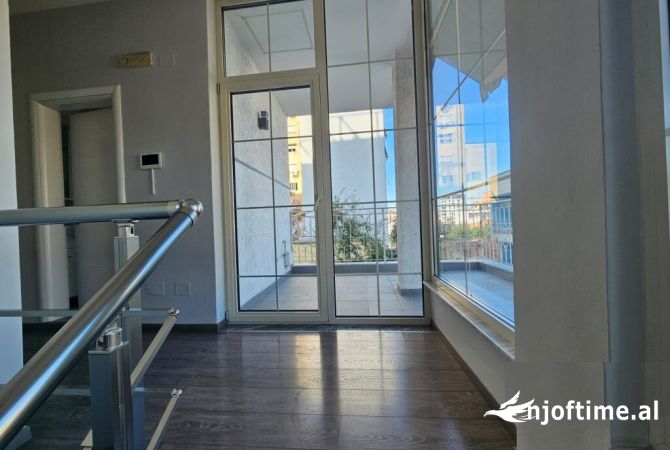 JEPET ME QIRA PER ZYRA DY KATE TE NJE GODINE TEK 21 DHJETORI !