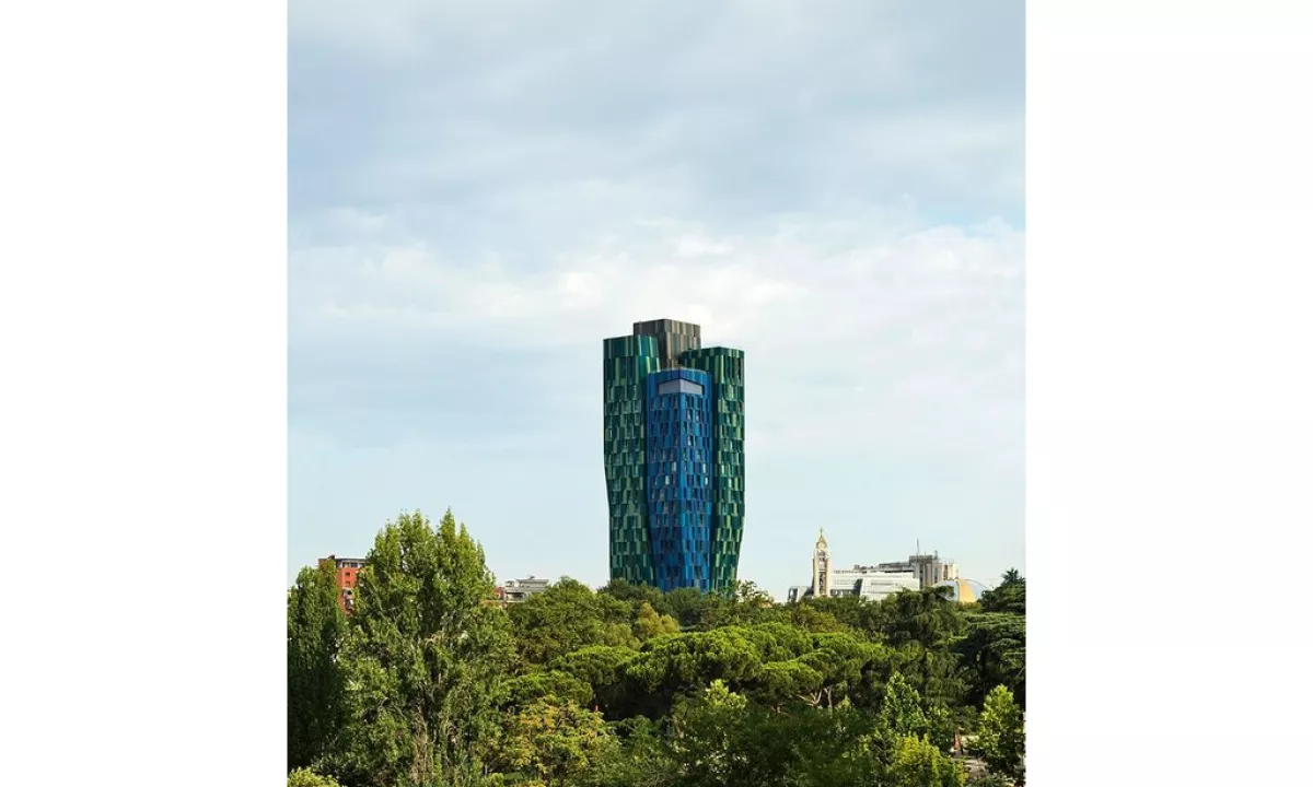 AMBJENT PER ZYRA ME QIRA TEK ALBAN TOWER!