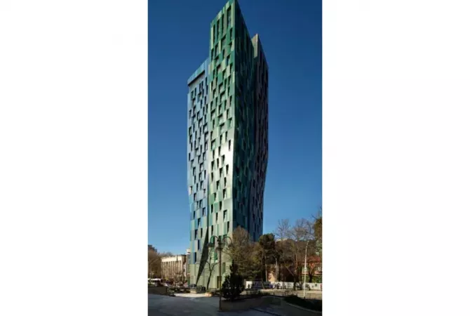 AMBJENT PER ZYRA ME QIRA TEK ALBAN TOWER!