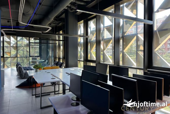 Ambiente Commerciale in Affitto 3+1 a Tirana - 12,000 Euro