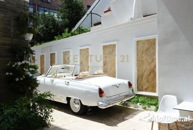 Ambiente Commerciale in Vendita 5+1 a Tirana - 2,070,000 Euro