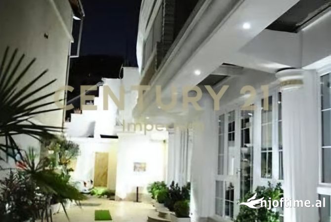 Ambiente Commerciale in Vendita 5+1 a Tirana - 2,070,000 Euro