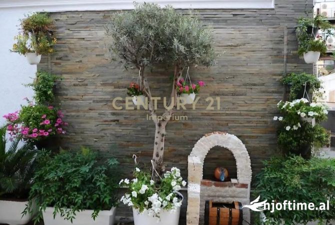 Ambiente Commerciale in Vendita 5+1 a Tirana - 2,070,000 Euro