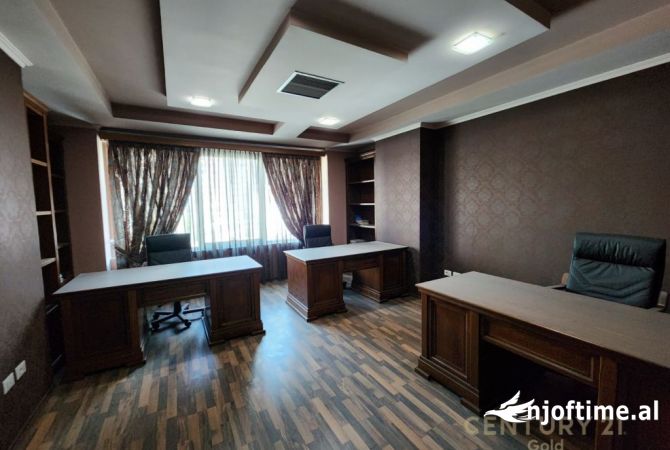 Ambiente Commerciale in Vendita 3+1 a Tirana - 500,000 Euro