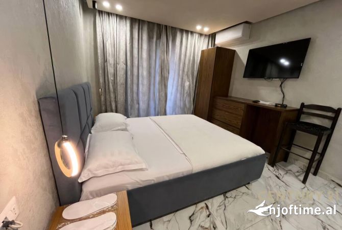 Ambiente Commerciale in Affitto 5+1 a Tirana - 12,500 Euro