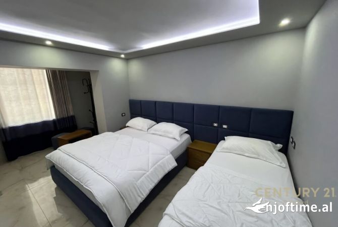 Ambiente Commerciale in Affitto 5+1 a Tirana - 12,500 Euro