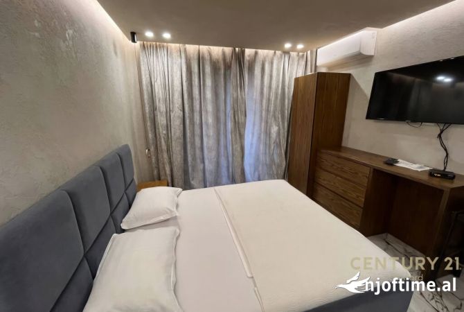Ambiente Commerciale in Affitto 5+1 a Tirana - 12,500 Euro
