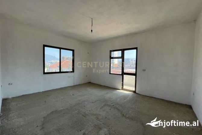 Ambiente Commerciale in Affitto 3+1 a Tirana - 3,000 Euro