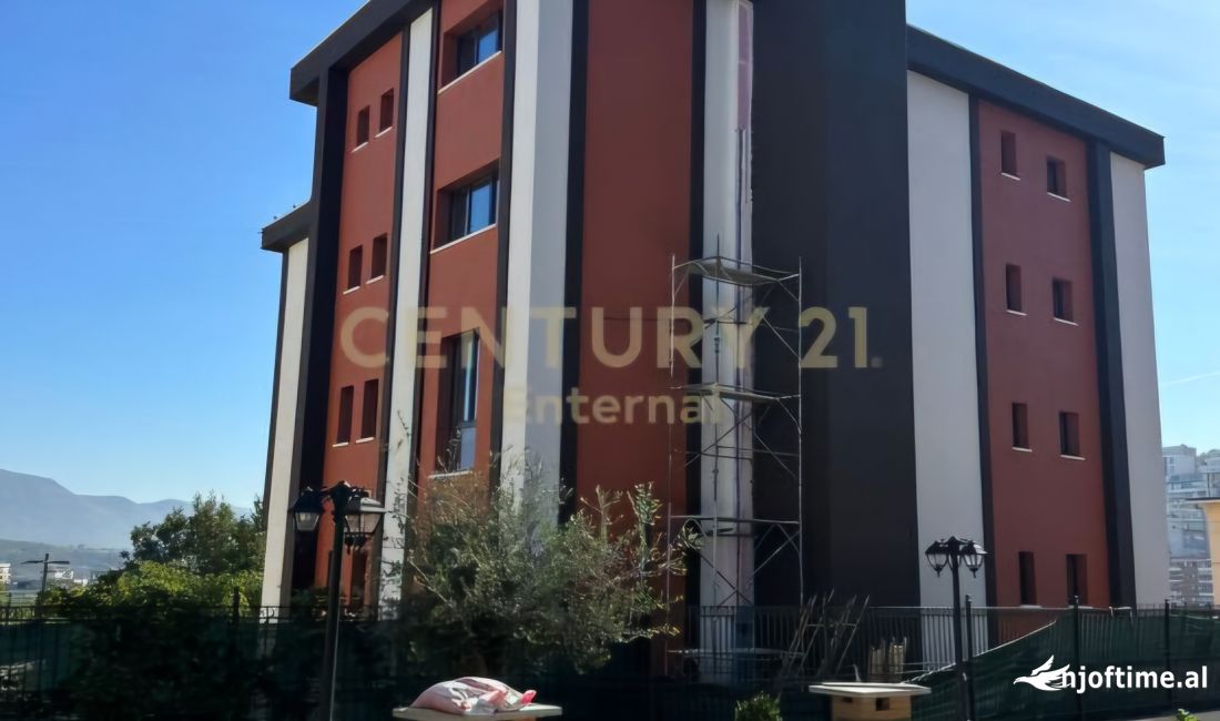 Godine per Qira te Kodra e Diellit, Tirane