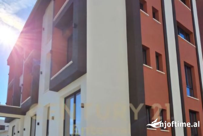 Ambiente Commerciale in Affitto 5+1 a Tirana - 8,000 Euro