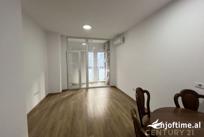 Ambiente Commerciale in Affitto 3+1 a Tirana - 700 Euro