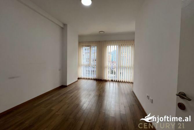Ambiente Commerciale in Affitto 3+1 a Tirana - 700 Euro