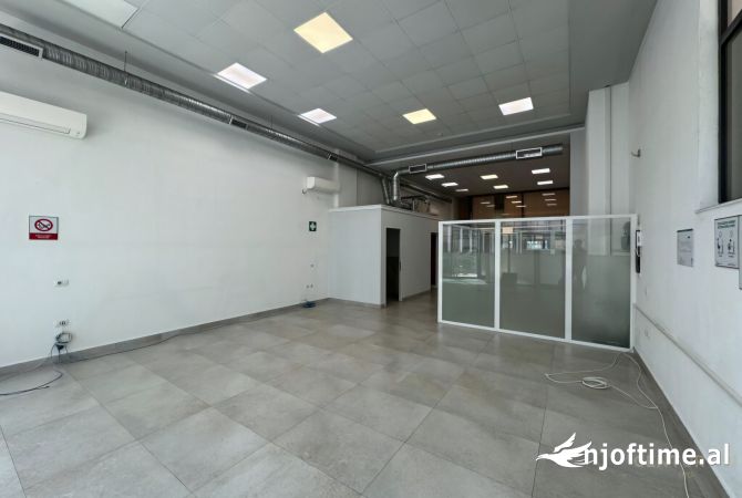 Ambiente Commerciale in Affitto 3+1 a Tirana - 2,000 Euro