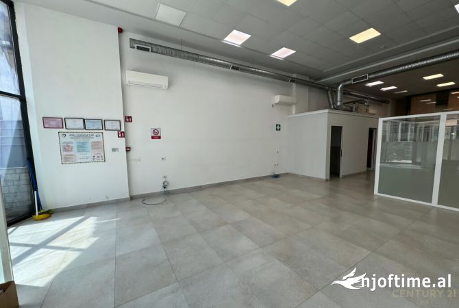 Ambiente Commerciale in Affitto 3+1 a Tirana - 2,000 Euro