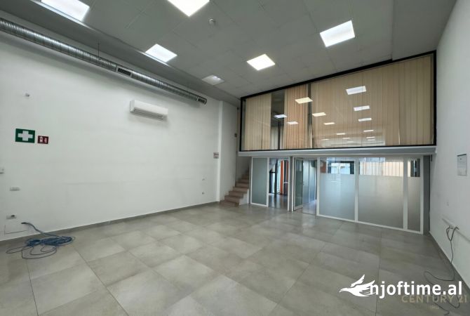 Ambiente Commerciale in Affitto 3+1 a Tirana - 2,000 Euro