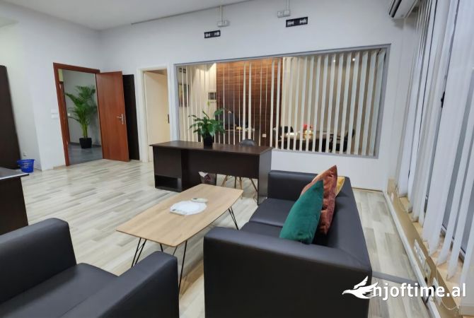 Ambiente Commerciale in Affitto 3+1 a Tirana - 1,500 Euro