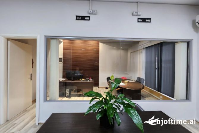 Ambiente Commerciale in Affitto 3+1 a Tirana - 1,500 Euro