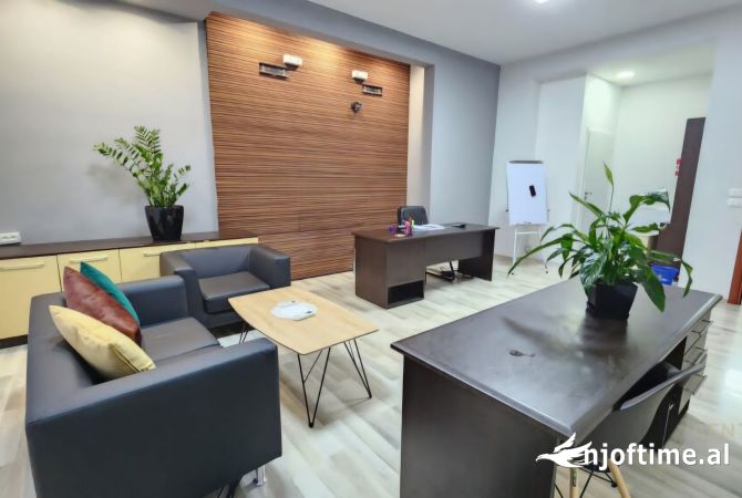 Ambient per Zyra per Qira tek Rruga Frosina Plaku, prane 21 Dhjetorit