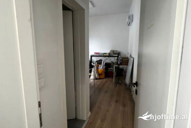 Ambiente Commerciale in Affitto 3+1 a Tirana - 2,200 Euro