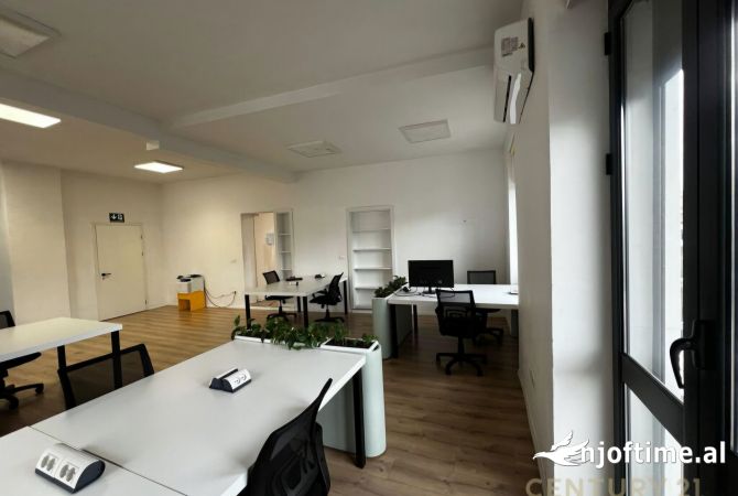 Ambiente Commerciale in Affitto 3+1 a Tirana - 2,200 Euro