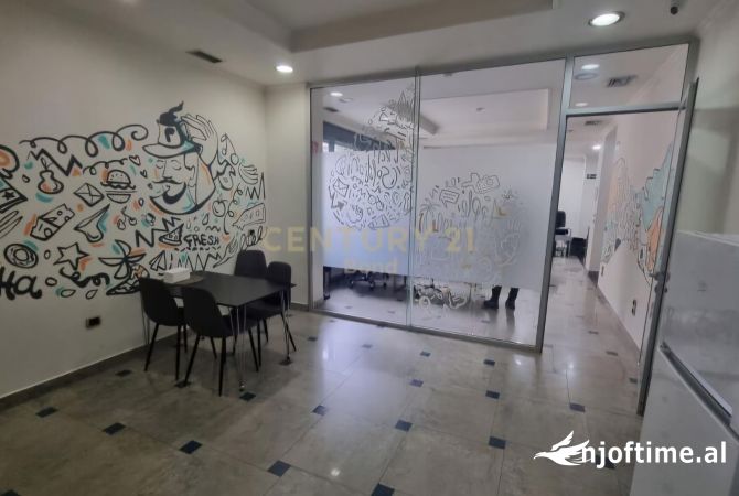 Ambiente Commerciale in Affitto 3+1 a Tirana - 6,000 Euro