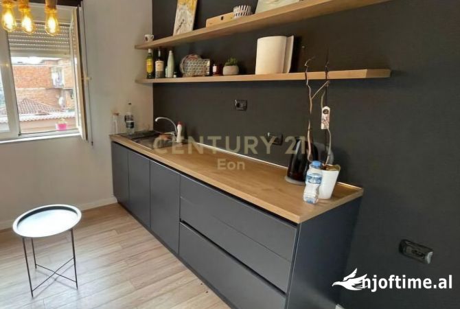 Ambiente Commerciale in Affitto 3+1 a Tirana - 550 Euro