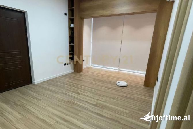 Ambiente Commerciale in Affitto 3+1 a Tirana - 550 Euro