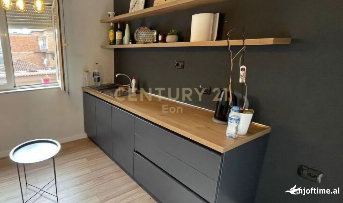 Jepet me Qira Apartament 2+1 per Zyra - Rruga Bardhyl