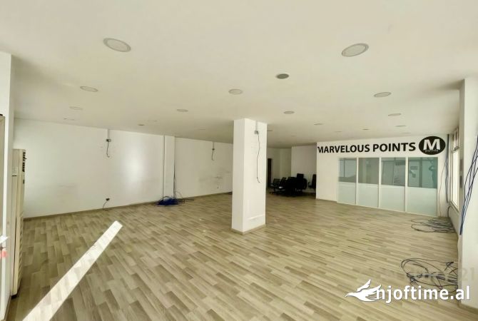 Ambiente Commerciale in Affitto 3+1 a Tirana - 1,300 Euro