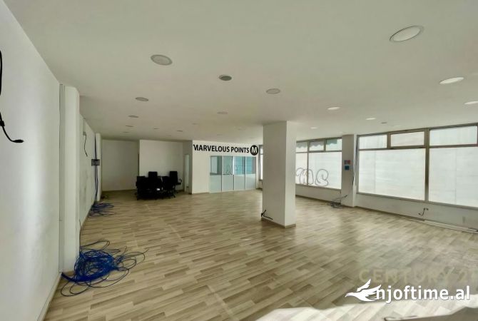 Ambiente Commerciale in Affitto 3+1 a Tirana - 1,300 Euro