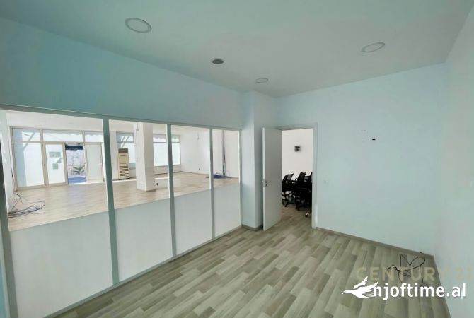 Ambiente Commerciale in Affitto 3+1 a Tirana - 1,300 Euro