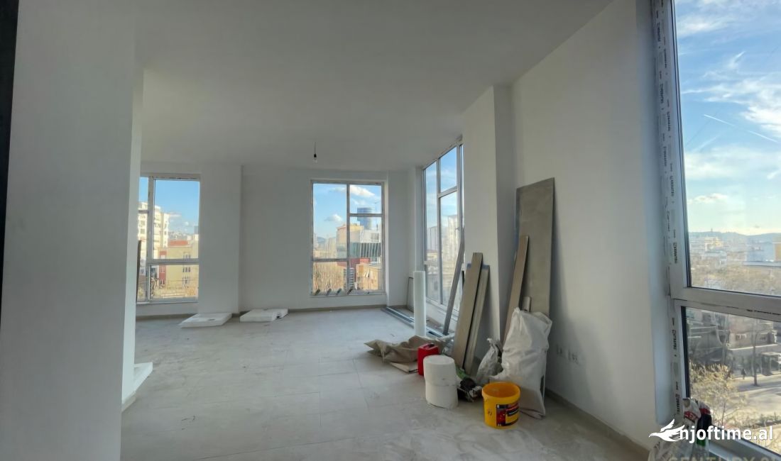 Ambient Open Space me Qira - Kompleksi Usluga, Tirana