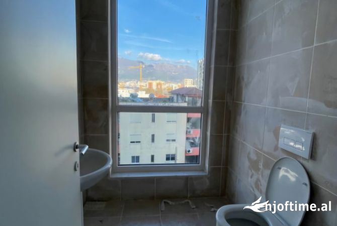 Ambient Open Space me Qira - Kompleksi Usluga, Tirana