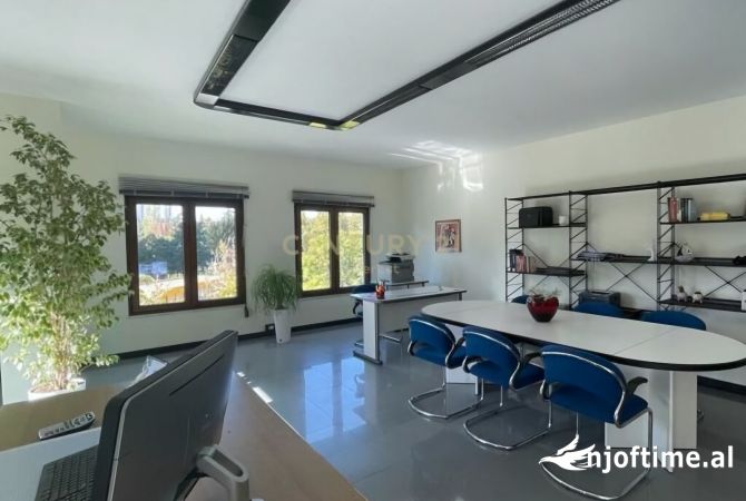 Ambiente Commerciale in Affitto 3+1 a Tirana - 1,000 Euro
