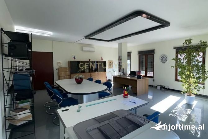 Ambiente Commerciale in Affitto 3+1 a Tirana - 1,000 Euro