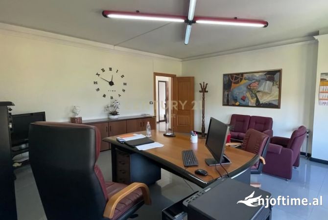 Ambiente Commerciale in Affitto 3+1 a Tirana - 1,000 Euro
