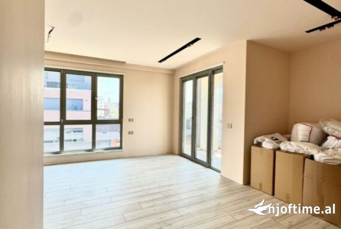 Ambiente Commerciale in Affitto 3+1 a Tirana - 1,700 Euro