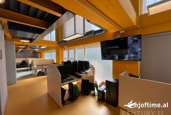 Ambiente Commerciale in Affitto 3+1 a Tirana - 6,500 Euro