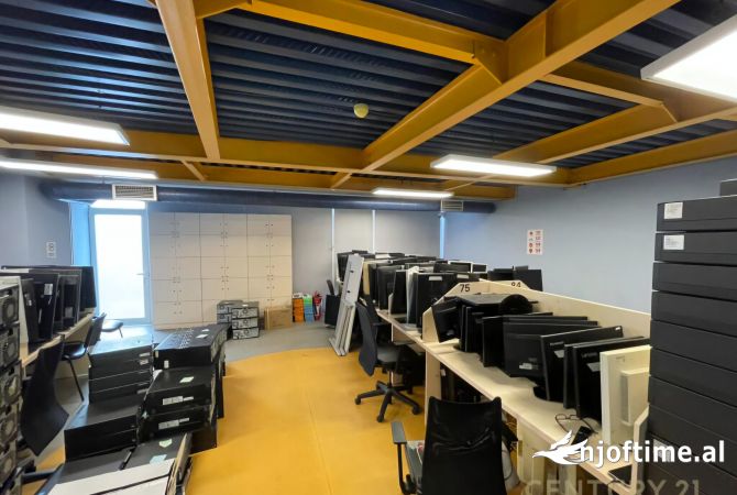 Ambiente Commerciale in Affitto 3+1 a Tirana - 6,500 Euro