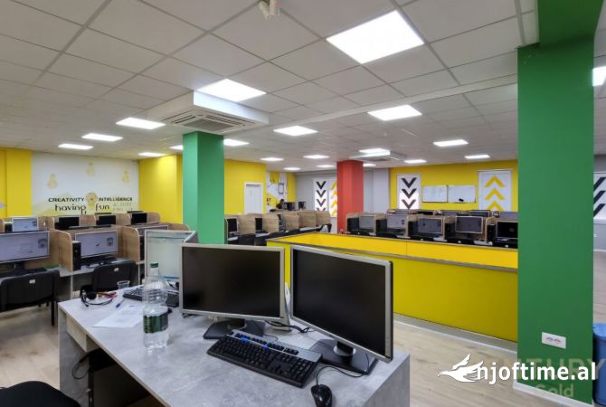 Ambiente Commerciale in Affitto 3+1 a Tirana - 7,000 Euro