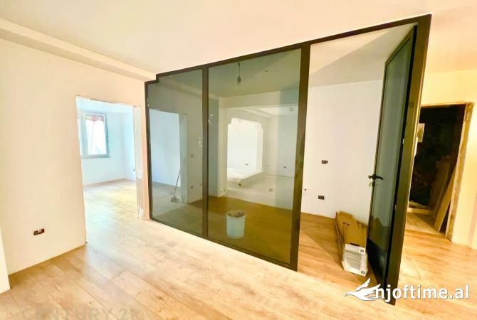 Ambiente Commerciale in Affitto 3+1 a Tirana - 1,100 Euro