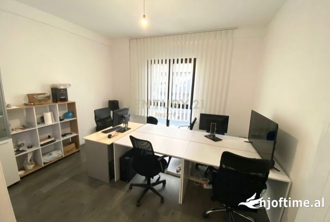 Ambiente Commerciale in Affitto 3+1 a Tirana - 1,000 Euro