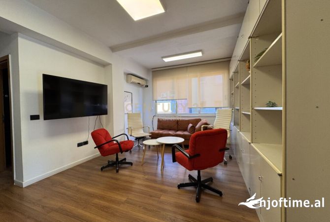 Ambiente Commerciale in Affitto 3+1 a Tirana - 1,400 Euro