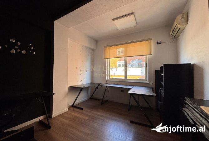 Ambiente Commerciale in Affitto 3+1 a Tirana - 1,400 Euro